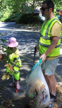 Dad_and_child_pick_litter